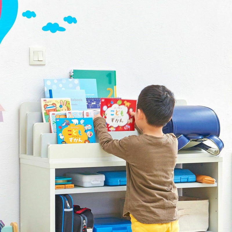 [表紙が見える収納]左側の絵本ラックは表紙が見えるタイプ。表紙が見えることで、色や絵柄から子供が読みたい本・読んでほしい本を自分で選びやすくなります。また、両手でつかめるから子供の小さい手でも取りやすくなります。※画像はIV色