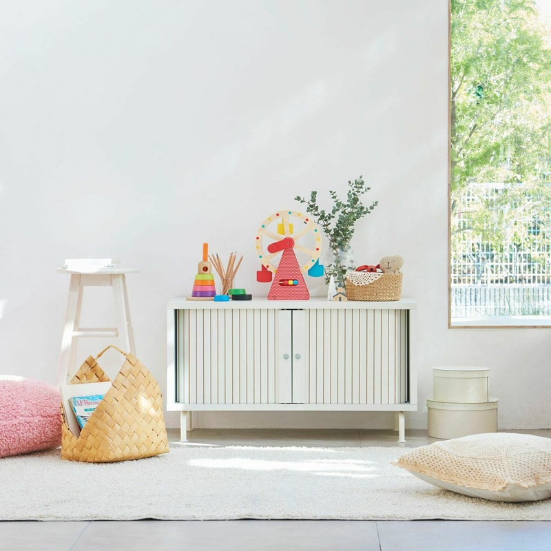 [オプションフットの取り付け可]オプションフット（別売）を取り付けて使うことができます。足元に空間ができて違った雰囲気を楽しめます。ロボット式掃除機が入る高さなので、お掃除も楽々です。