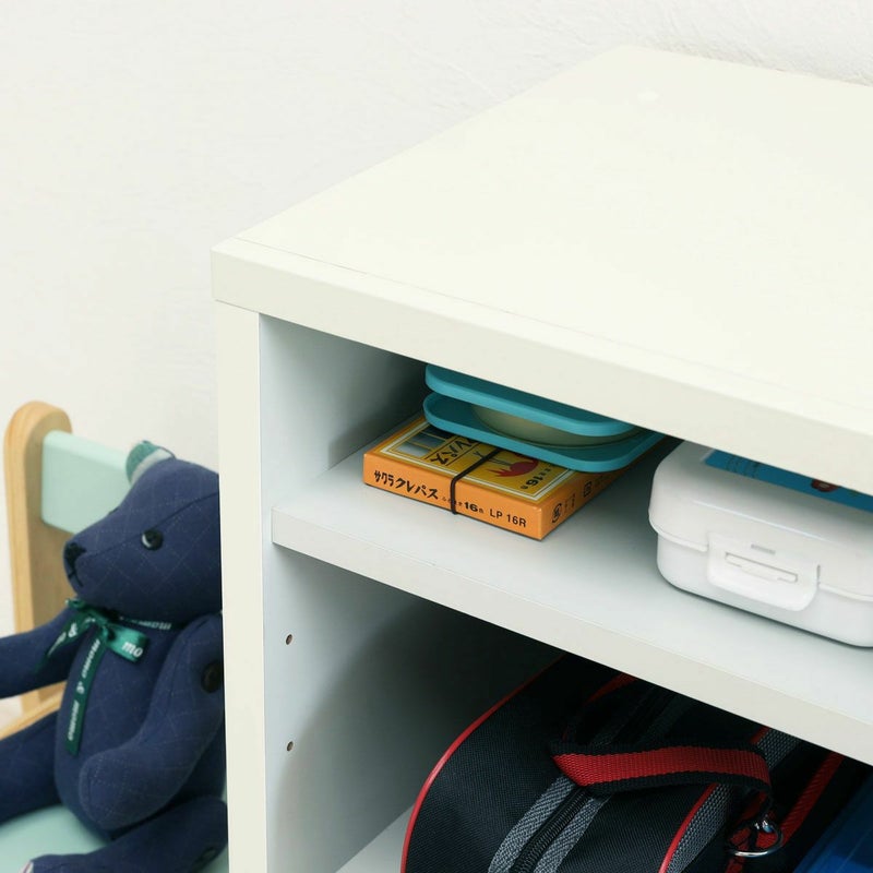 [グレーカラーが遊び心のあるデザイン]内側と棚板は明るいグレーカラー。外側のシンプルさに子供らしい遊び心を持たせたデザインです。