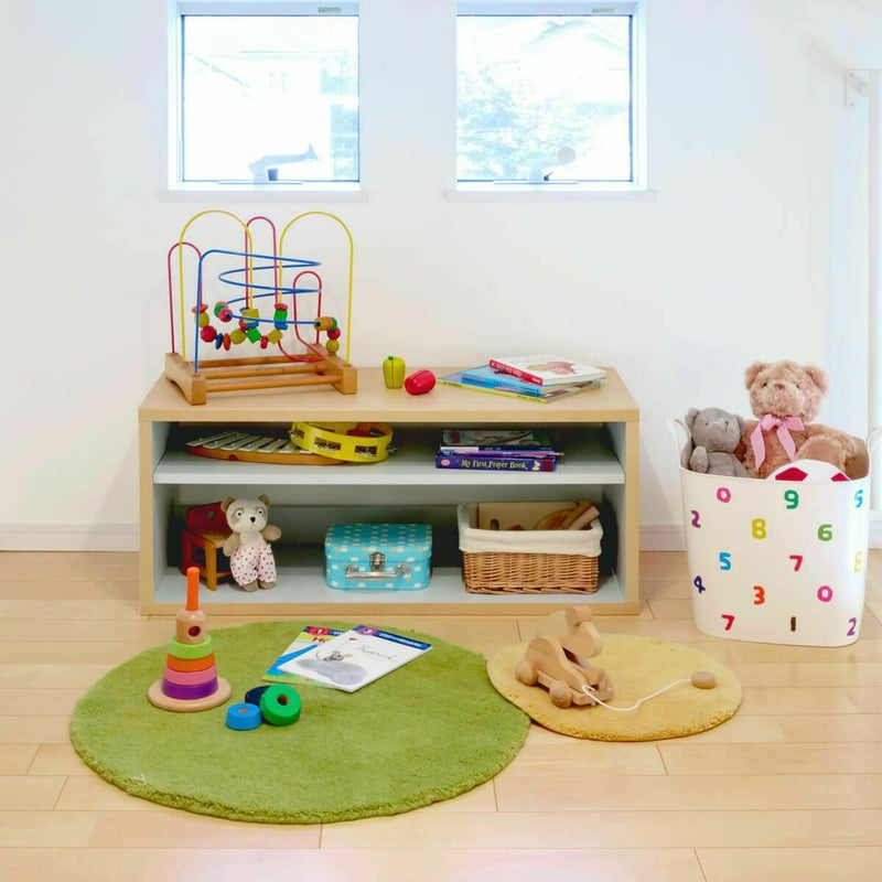 [モンテッソーリ教育用おもちゃ棚として人気]子供の目線に合わせておもちゃを並べられるため、モンテッソーリ教育用おもちゃ棚として使われています。タテに連結できるので、成長に合わせて高さを変えられます。