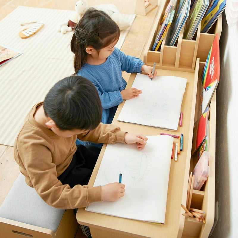 [お絵描きやおやつテーブル]天板はスケッチブックが置ける奥行です。お絵描きやおやつテーブルとして使用できます。※モデル身長：（女の子）93cm、（男の子）108cm※画像はNA色