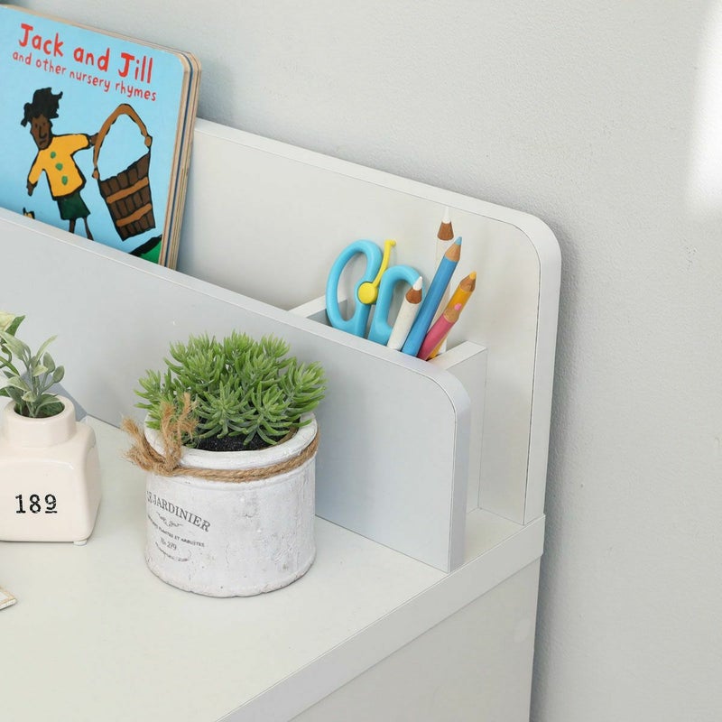 [ペン立てスペース]ラックの右側には、色えんぴつなどの文房具を収納できるペン立てスペースがあります。