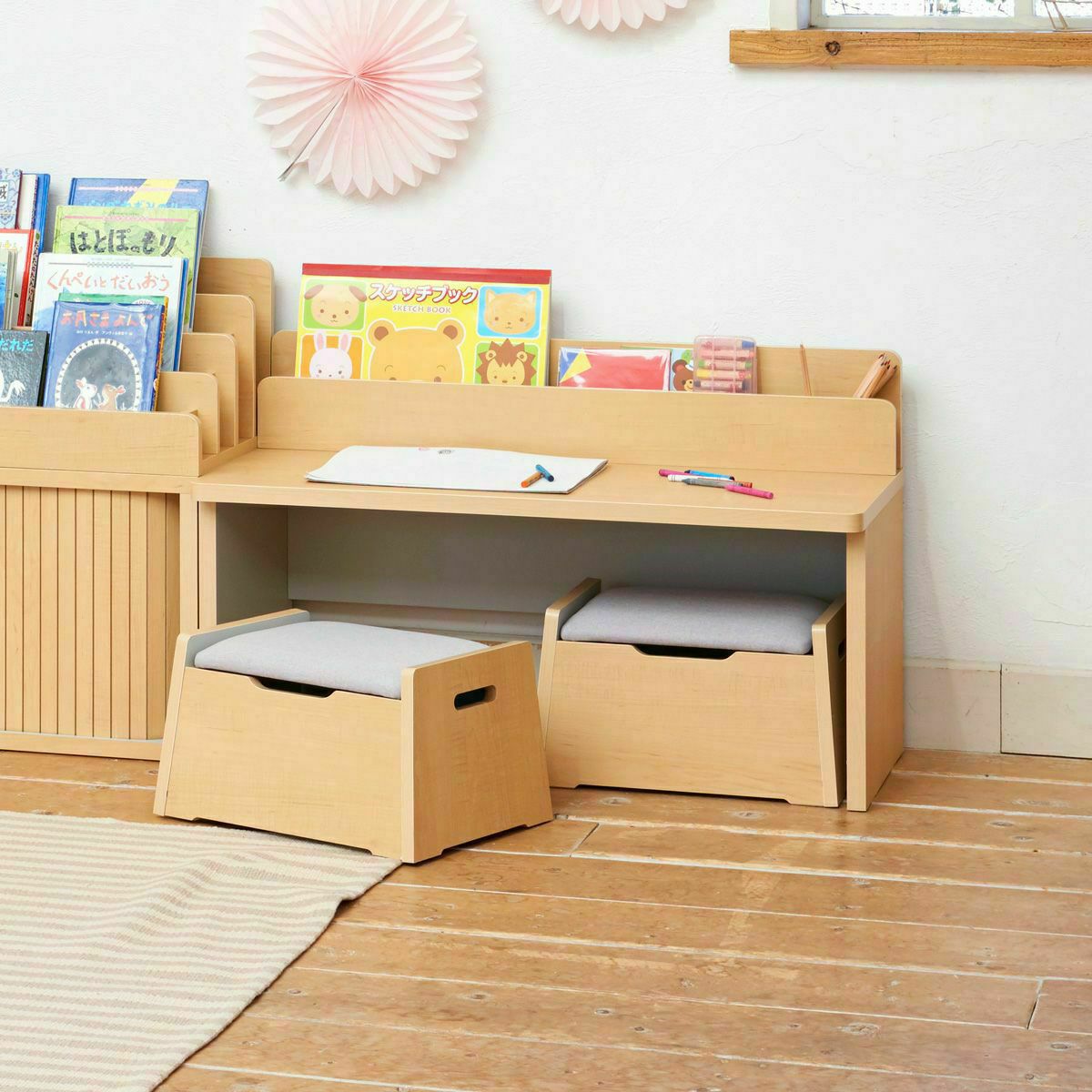 美品　マミハピシリーズ　キッズデスク　収納棚付き　一列ラック+ペン立てスペース　入園　入学準備 mhp-5590desk-01.jpg