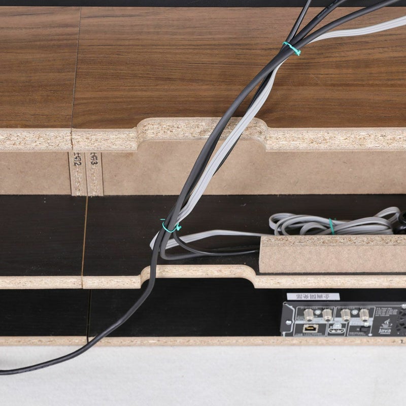 [電源タップ収納]電源線をひきやすくきれいに収納できるように、電源タップの収納ゾーンや配線穴を設けています。