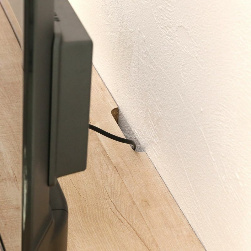 [配線穴]背面には配線穴を設けています。壁にぴったりつけることで、テレビ裏にほこりが溜まらないようにしてくれます。