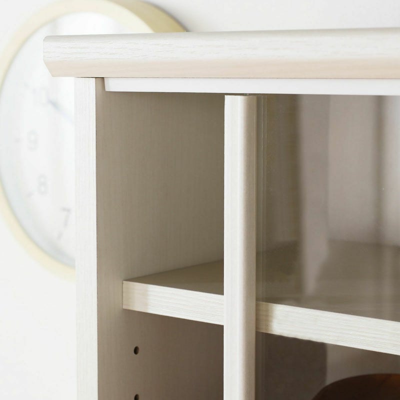 [ガラスの引き戸]食器棚として使い勝手の良い引き戸タイプ。ガラス戸は中の物が確認できて便利です。