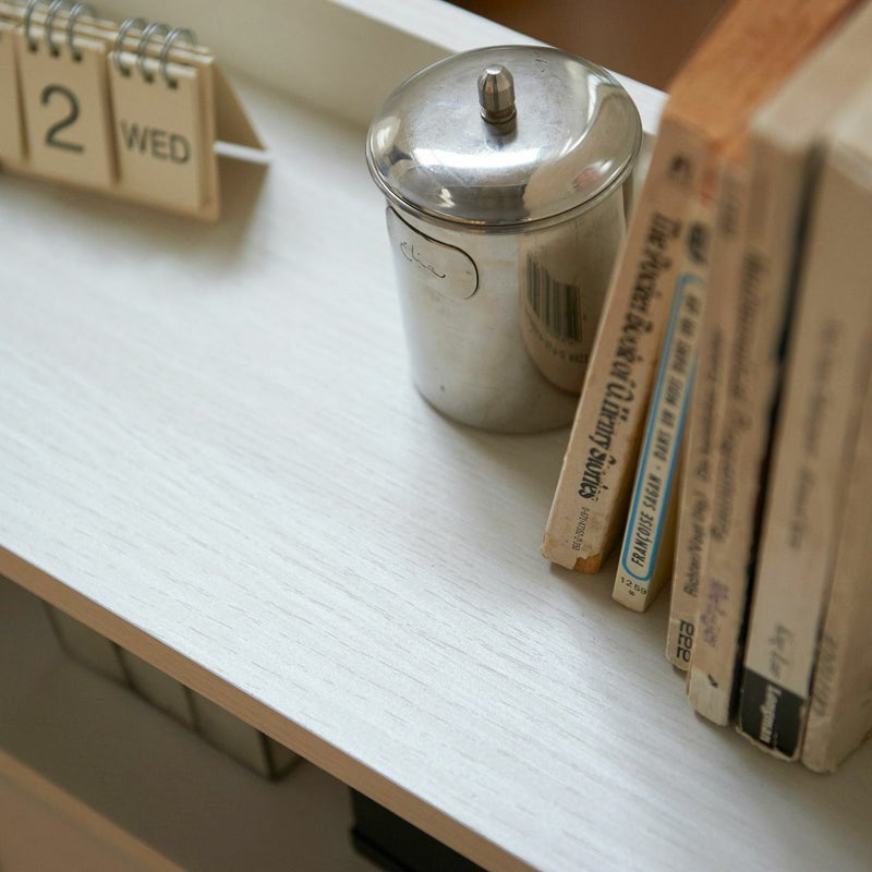 [ホワイトオークのシート]薄いオーク柄の木目シート。オフホワイト色はお部屋に馴染みやすいカラーです。※画像はCEN-8590SD