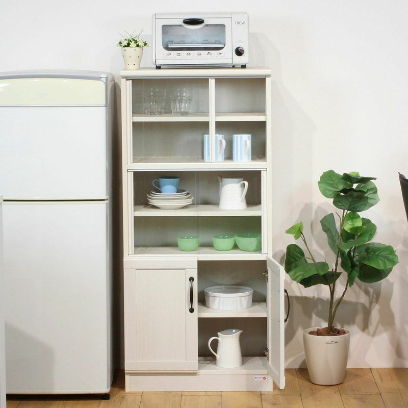 [ほこりが入りにくい扉付き]ガラス戸と扉は、清潔を保ちたいキッチン周りの収納に便利です。