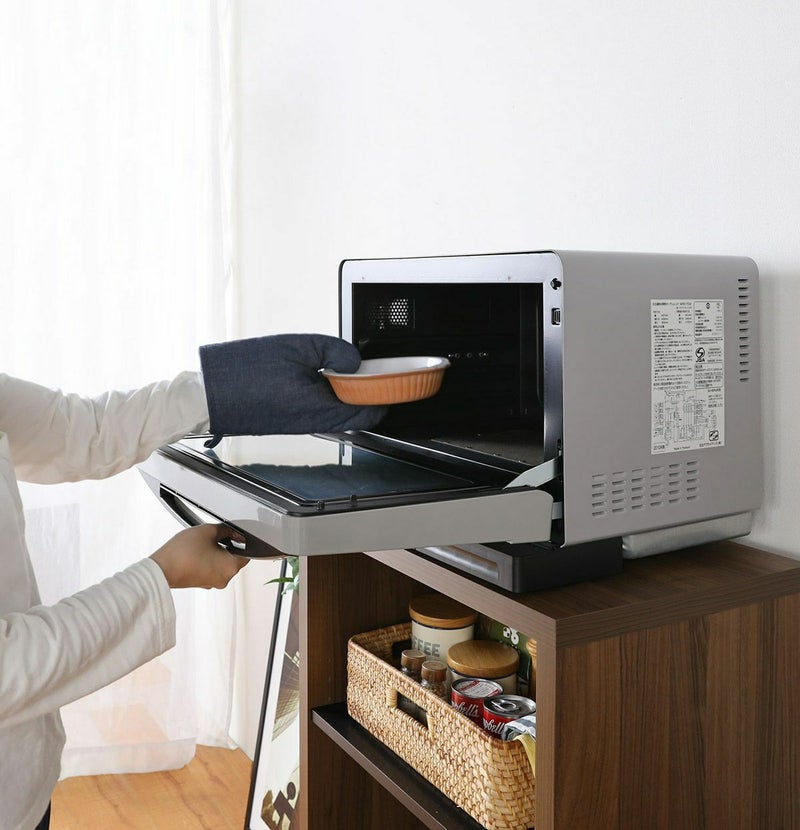 [電子レンジが使いやすい高さ]平均的な身長の女性が電子レンジを使いやすい高さにしました。