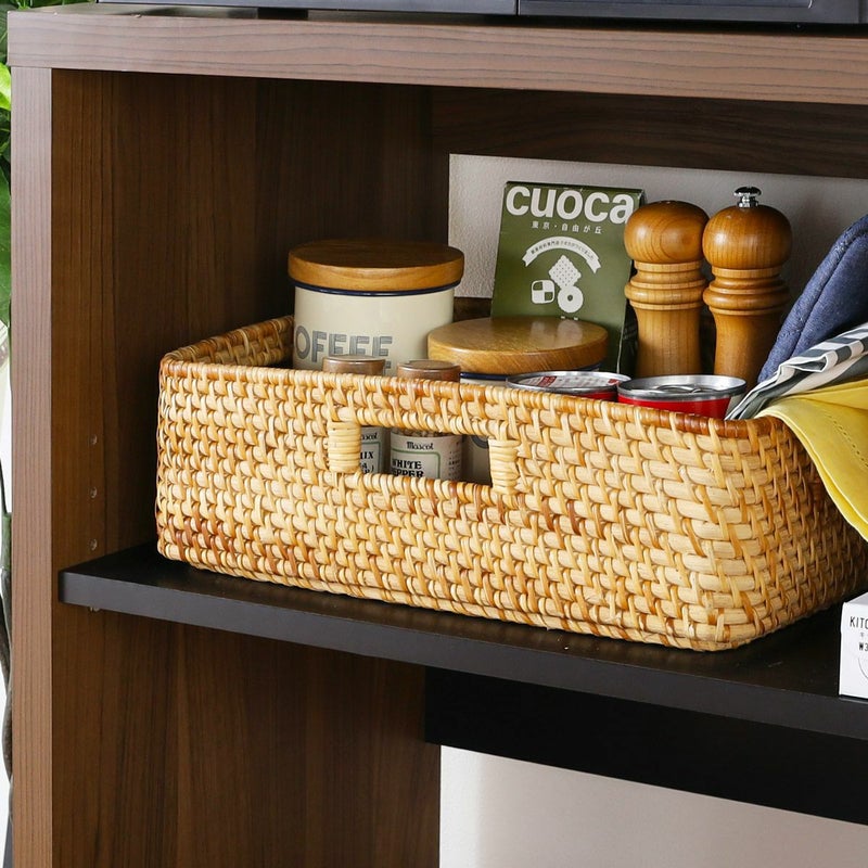 [レンジ下の収納]天板下のスペースはレンジ周りの小物やトースター、ホットプレートの収納にピッタリ。棚板の内寸高さは最大で約28cm、最小で約19cmに調節できます。