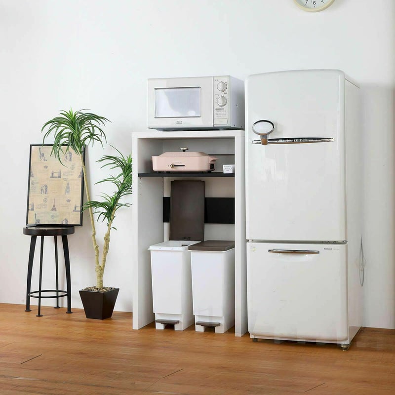 [ユニークで無駄のないデザイン]厚みのある天板のシンプルで力強いフォルムです。