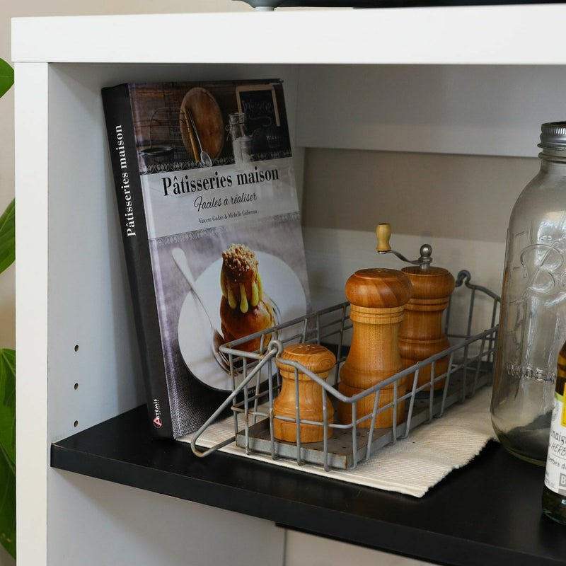 [レンジ下の収納]天板下のスペースはレンジ周りの小物やトースター、ホットプレートの収納にピッタリ。棚板の内寸高さは最大で約28cm、最小で約19cmに調節できます。