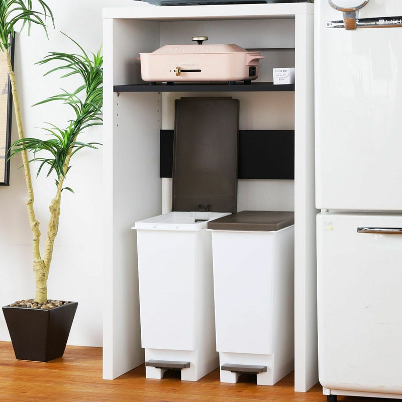 [ゴミ箱収納]下部には20リットルのゴミ箱や米びつなどを収納できます。内寸高さは最大で約81cm、最小で約72cmに調節できます。