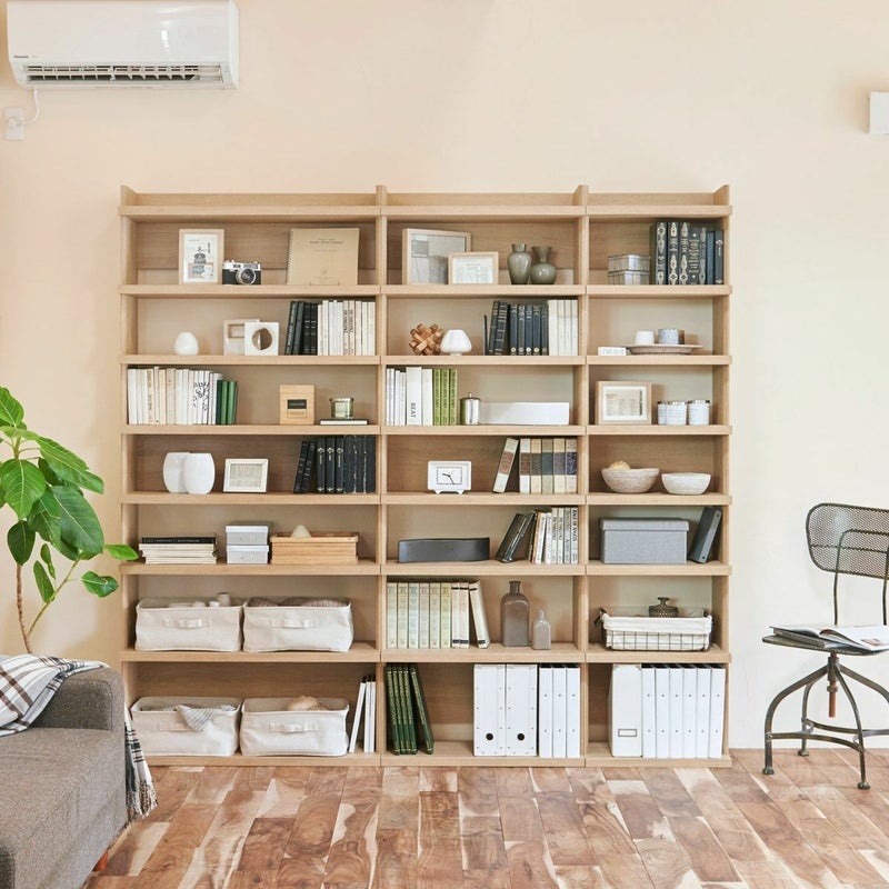 [理想の造り付けの棚を実現]複数を並べると一枚の板が端から端に通った造り付けの棚のように。一日に何度も眺めてしまう、自慢の収納をつくることができます。