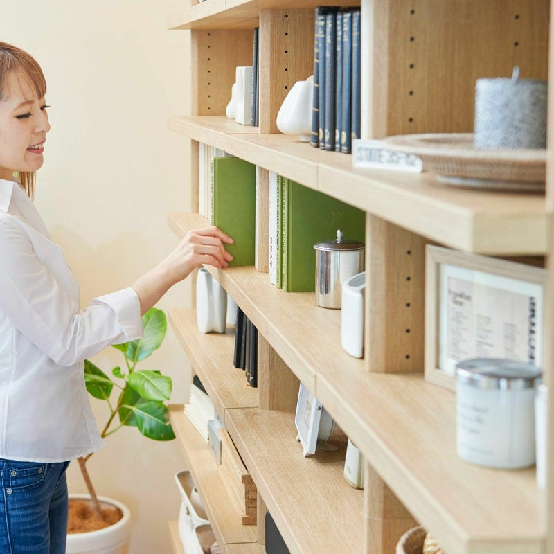 [一枚板のような棚板]前面に約6cmせり出すことで横の棚板との隙間をなくし、一枚板かのようにしました。