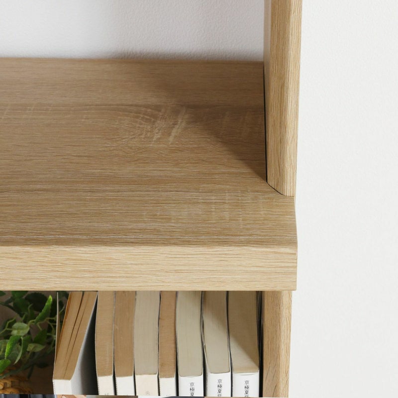 [棚の横ラインを強調する側板]側板のフチを斜めにカットし薄く見せることで、厚みのある棚板の横ラインを強調し魅力を引き立てます。