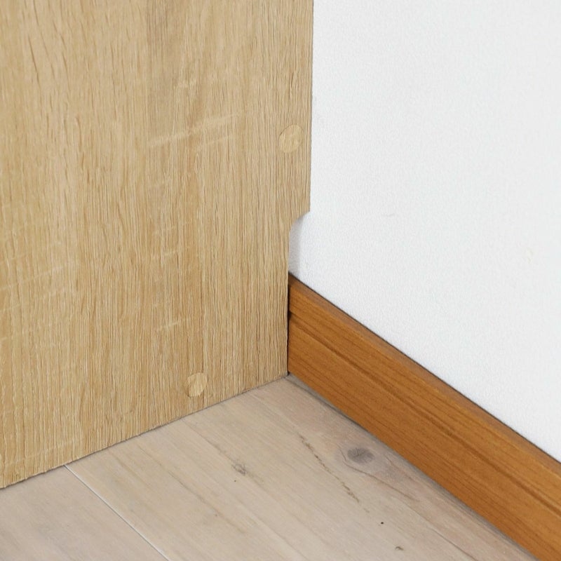 [壁にぴったり設置できる巾木よけ]巾木をよける加工で壁との間にすき間をつくらずにぴったり設置。棚の上の物が壁側に落下することを防ぐことができます。