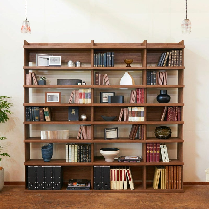 [理想の造り付けの棚を実現]複数を並べると一枚の板が端から端に通った造り付けの棚のように。一日に何度も眺めてしまう、自慢の収納をつくることができます。