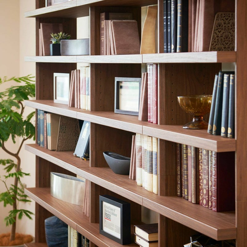 [一枚板のような棚板]前面に約6cmせり出すことで横の棚板との隙間をなくし、一枚板かのようにしました。