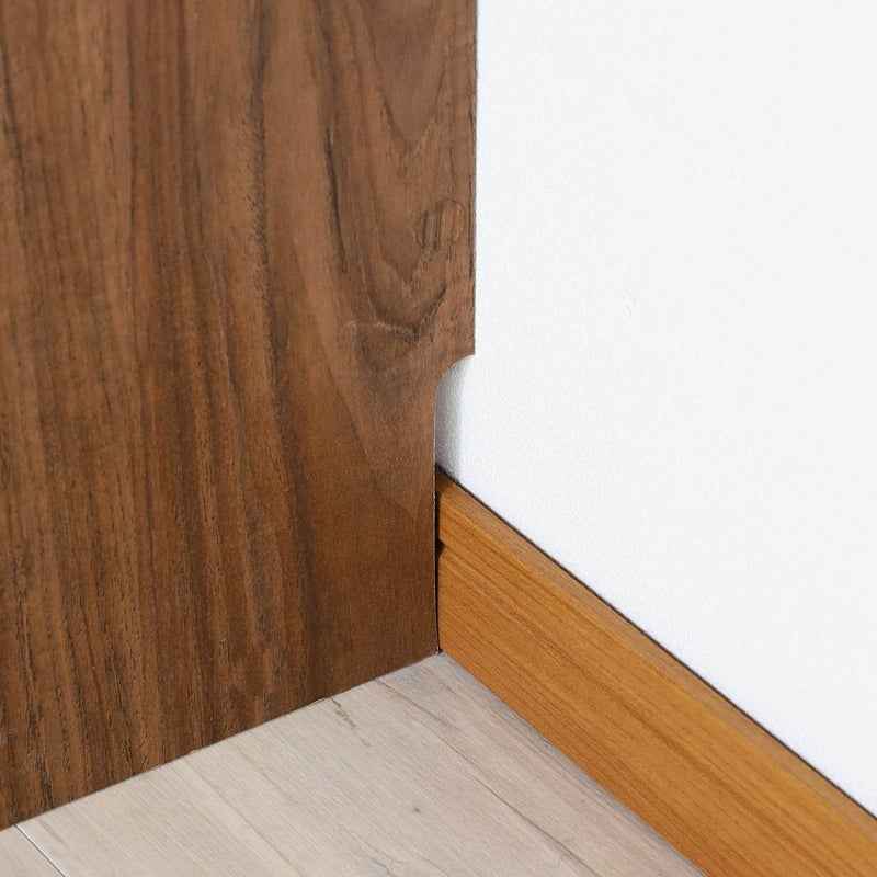 [壁にぴったり設置できる巾木よけ]巾木をよける加工で壁との間にすき間をつくらずにぴったり設置。棚の上の物が壁側へ落下することを防ぐことができます。