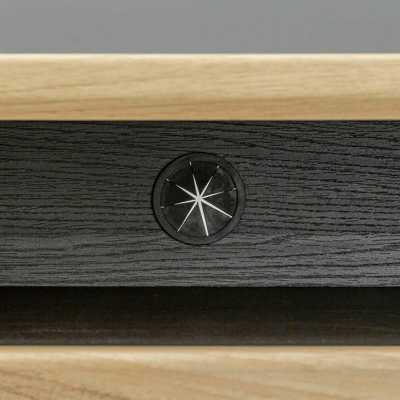 [ゴムコーダー付き配線穴]天板下のオープン部分には、左右真ん中それぞれの計3か所配線穴があります。配線を傷つけにくいゴムコーダー付きです。※画像はNA色