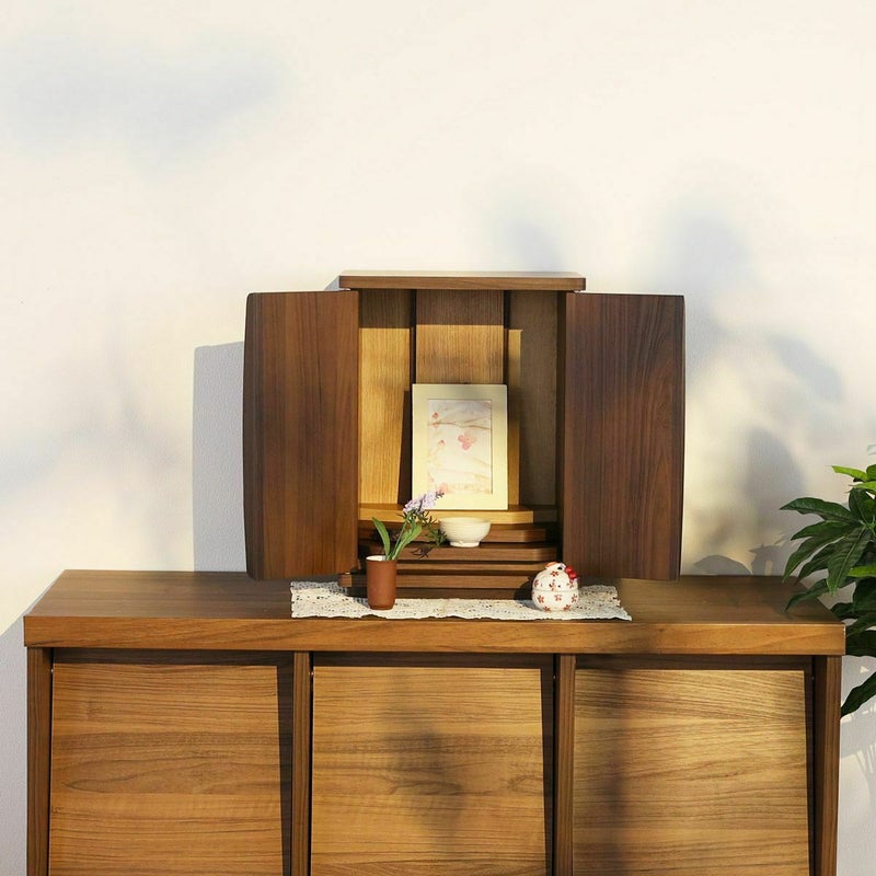 [コンパクトでモダンなリビング仏壇]リビングや寝室など、どこにでも置けるコンパクトでモダンなデザインです。故人を想い、いつでもそばで寄り添うことができます。