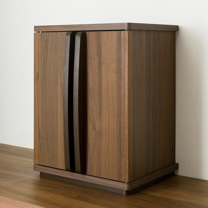 [来客時にもお部屋に馴染む扉デザイン]扉は落ち着いた木目調のシンプルなデザイン。来客時に扉を閉めてもお部屋に馴染みます。