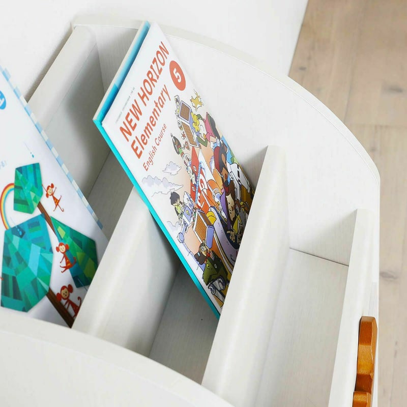 [表紙が見える本棚]上部右側の本棚は子供も選びやすい表紙を見せて収納するタイプ。底板が斜めになっているから前倒れしにくく、しっかりと表紙が見えます。