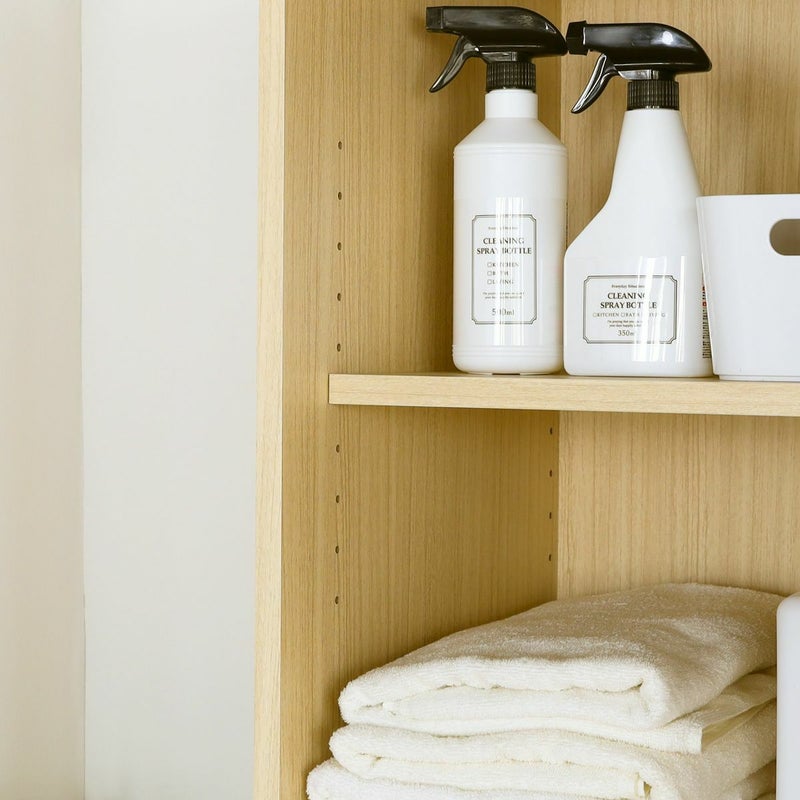 [扉内に移動棚付き]扉の中で高さを区切れる棚付き。棚は収納物に合わせて高さを変えられる可動式です。