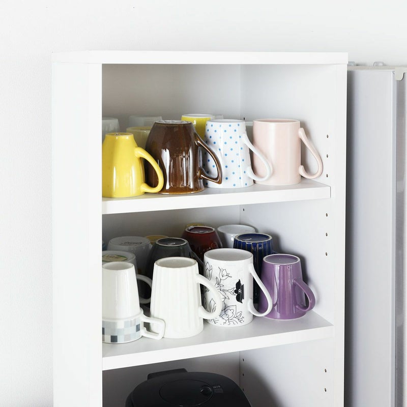 [約30個のマグカップを収納可]上部の棚2段には合わせて約30個のマグカップが収納できます。スリムな見た目ながら十分な収納力があります。