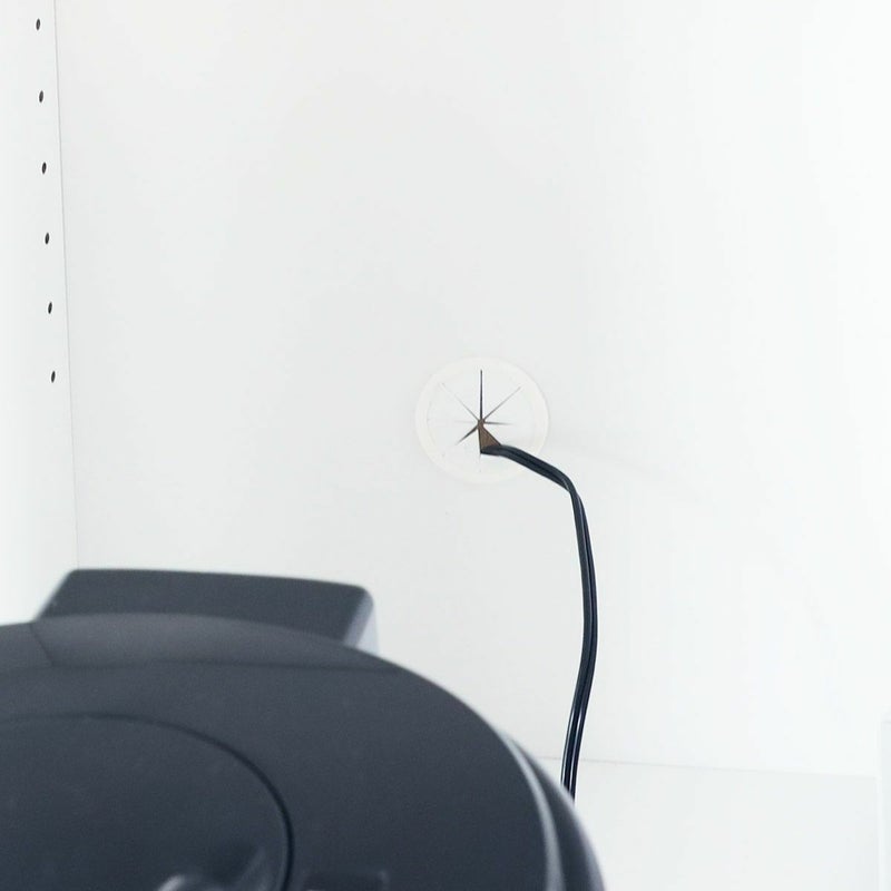 [配線穴]スライド棚の奥には配線のための配線穴があります。ホコリの侵入を防ぐゴムコーダ付きです。