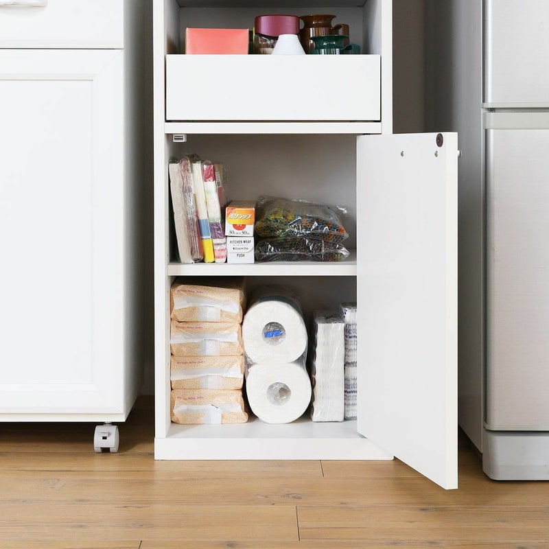 [扉収納]最下段は扉付きの収納。ストックのキッチンペーパーなどの隠しておきたいものは扉の中に収納できます。