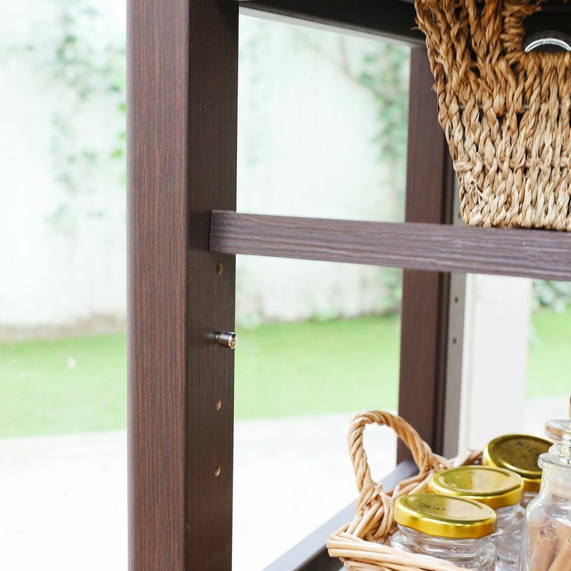 [高さ調整できる移動棚]可動式の棚板は1枚。収納物のサイズに合わせて位置を調節できます。