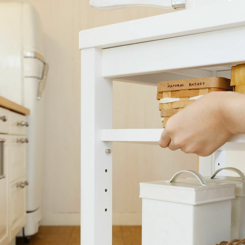 [高さ調整できる移動棚]可動式の棚板は1枚。収納物のサイズに合わせて位置を調節できます。