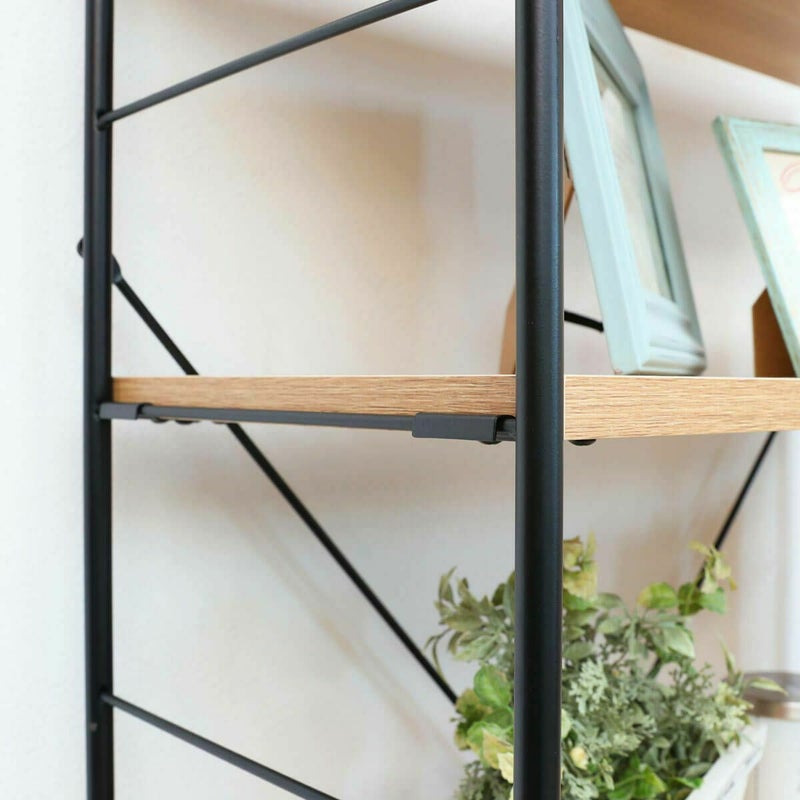 [移動棚]3枚の棚板は可動式。収納物に合わせて、高さを7か所から調節できます。設置は側板に掛けるだけなので簡単です。