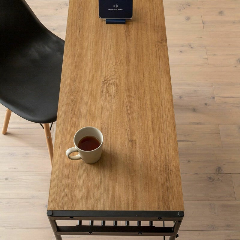 [圧迫感のない奥行]奥行は約40cm。狭い一人暮らしのワンルームやリビングの一角を使ったワークスペースでも圧迫感なく使えるサイズです。