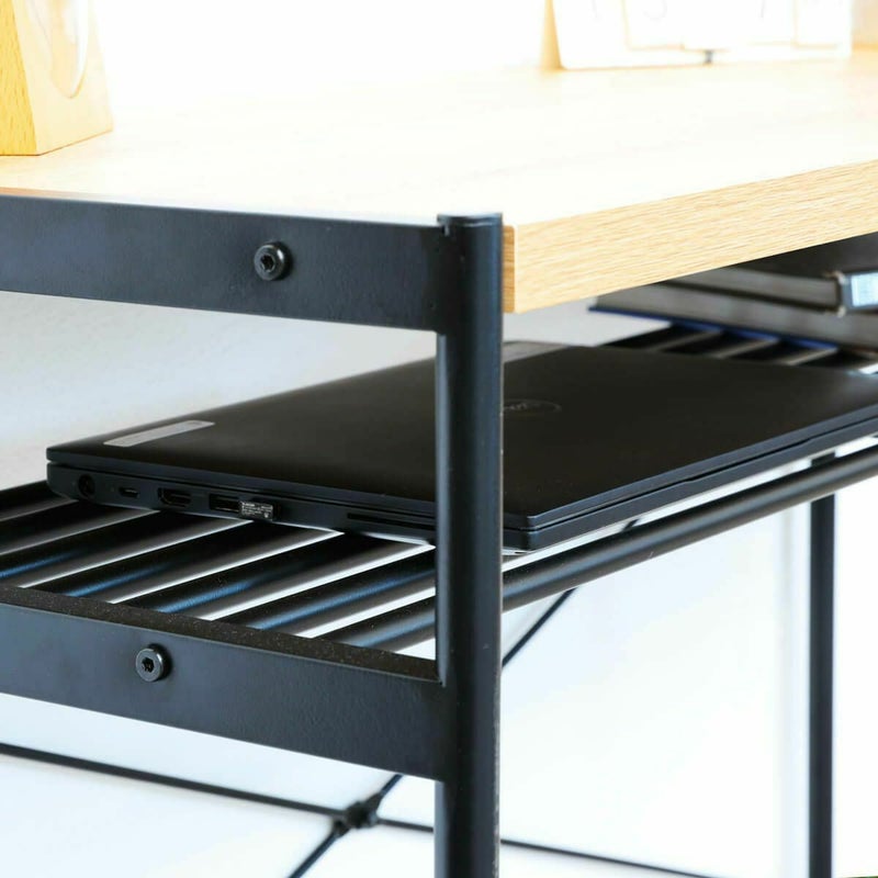 [ノートPCなどの収納]ノートPCや資料など使わないときにしまっておける、便利な中棚付きです。