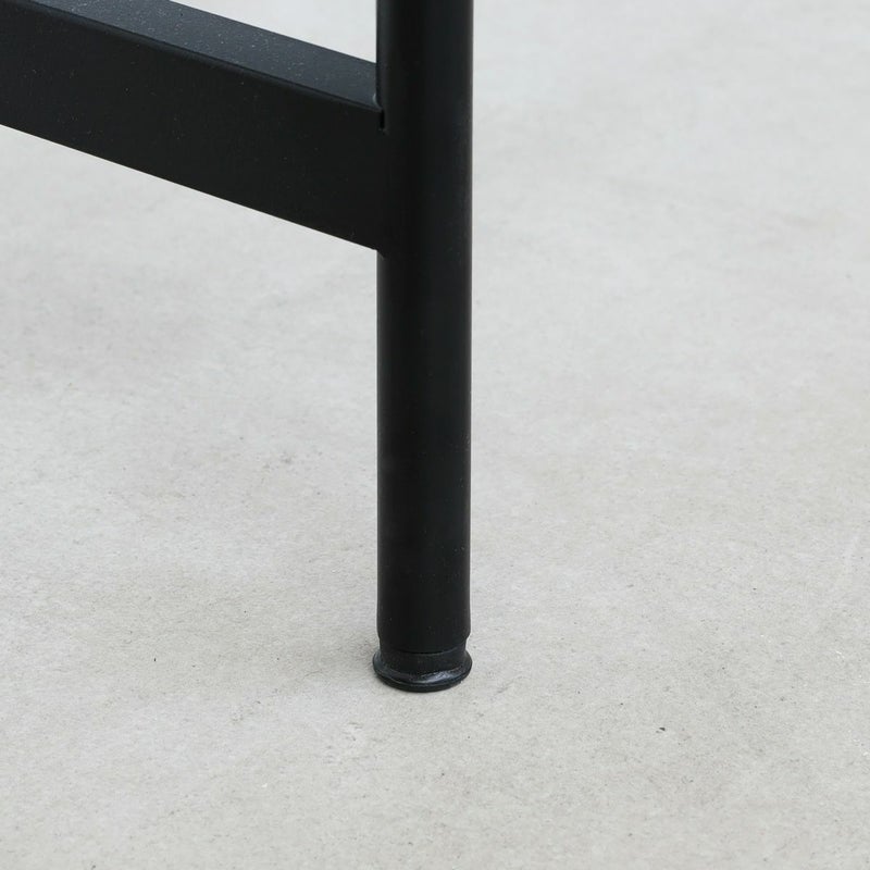 [がたつきを抑えるアジャスターフット]アジャスターを調整して、本体のがたつきを抑えることができます。