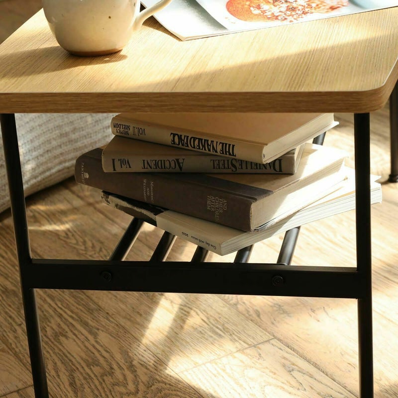 [収納や一時置きに使える中棚付き]読みかけの本や雑誌、テーブルの上から隠しておきたいものなど、一時置きに便利な中棚付きです。