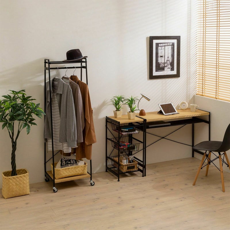 [お気に入りの洋服をインテリアの一部に]コートやワンピース、帽子、バッグなど、お気に入りのコーデを掛けて見せる収納にすると、洋服をおしゃれなインテリアの一部として楽しめます。