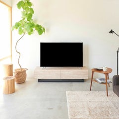 [まるで一本の丸太が浮いたようなテレビ台]横に流れる木目柄が美しいテレビ台。無駄のない洗練されたデザインと機能で、落ち着きのあるリビング空間を演出します。