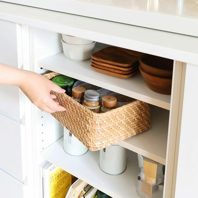 収納ボックスで扉の中をすっきり整理