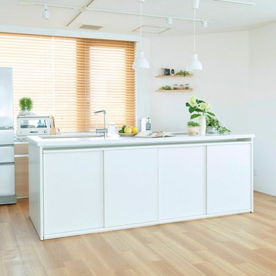 カウンター下を有効活用して整理されたダイニングに