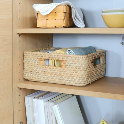 収納ボックスで扉の中をすっきり整理