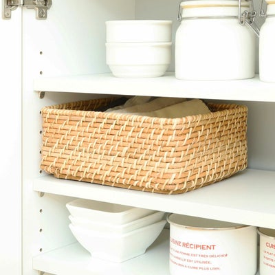 収納ボックスで扉の中をすっきり整理