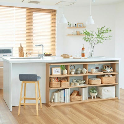 カウンター下を有効活用して整理されたダイニングに