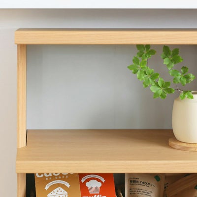 収納物が映えるグレー色の背板