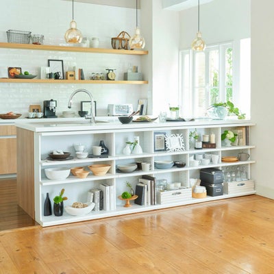 カウンター下を有効活用して整理されたダイニングに