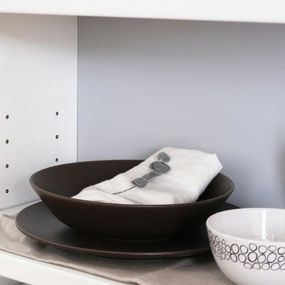 収納物が映えるグレー色の背板