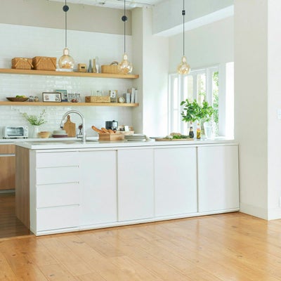 カウンター下を有効活用して整理されたダイニングに